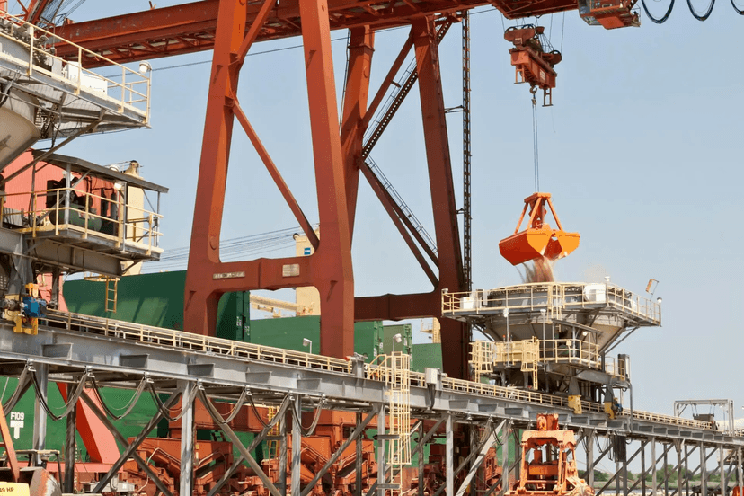 Dados e simulação em setor de óleo e gás para eficiência operacional Equipamento industrial movimentando carga em operação de óleo e gás com uso de dados e simulação