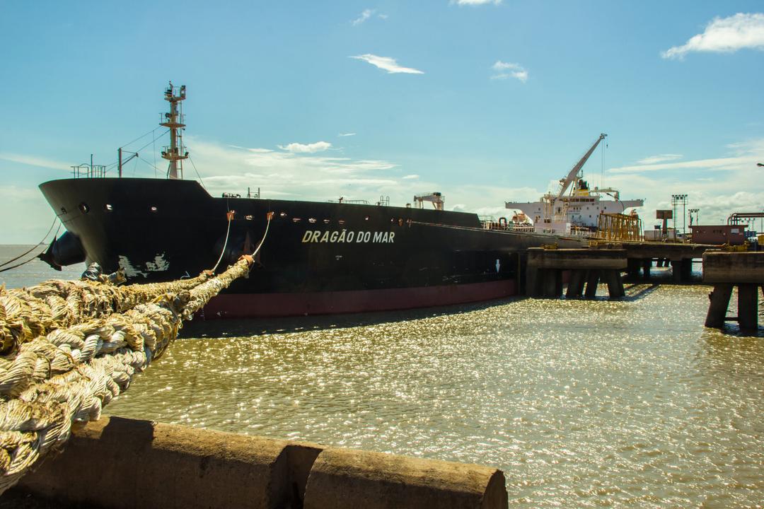 Navio cargueiro com nome de "Dragão do mar"