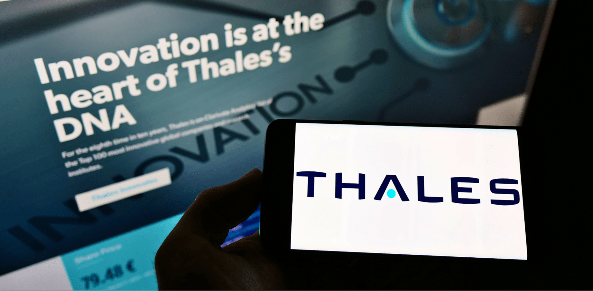 Imagem com celular em destaque com o a logo da Thales e ao fundo em monitor escrito "Innovation is at the heart of Thales's DNA"