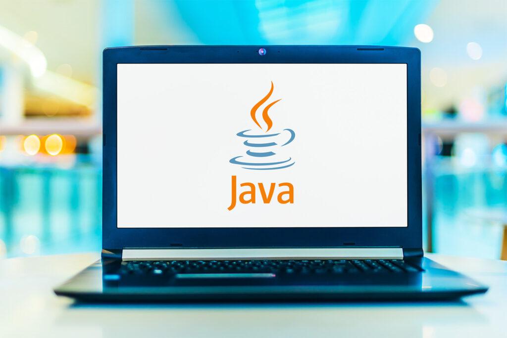 Laptop exibindo o logotipo do Java em um fundo claro.
