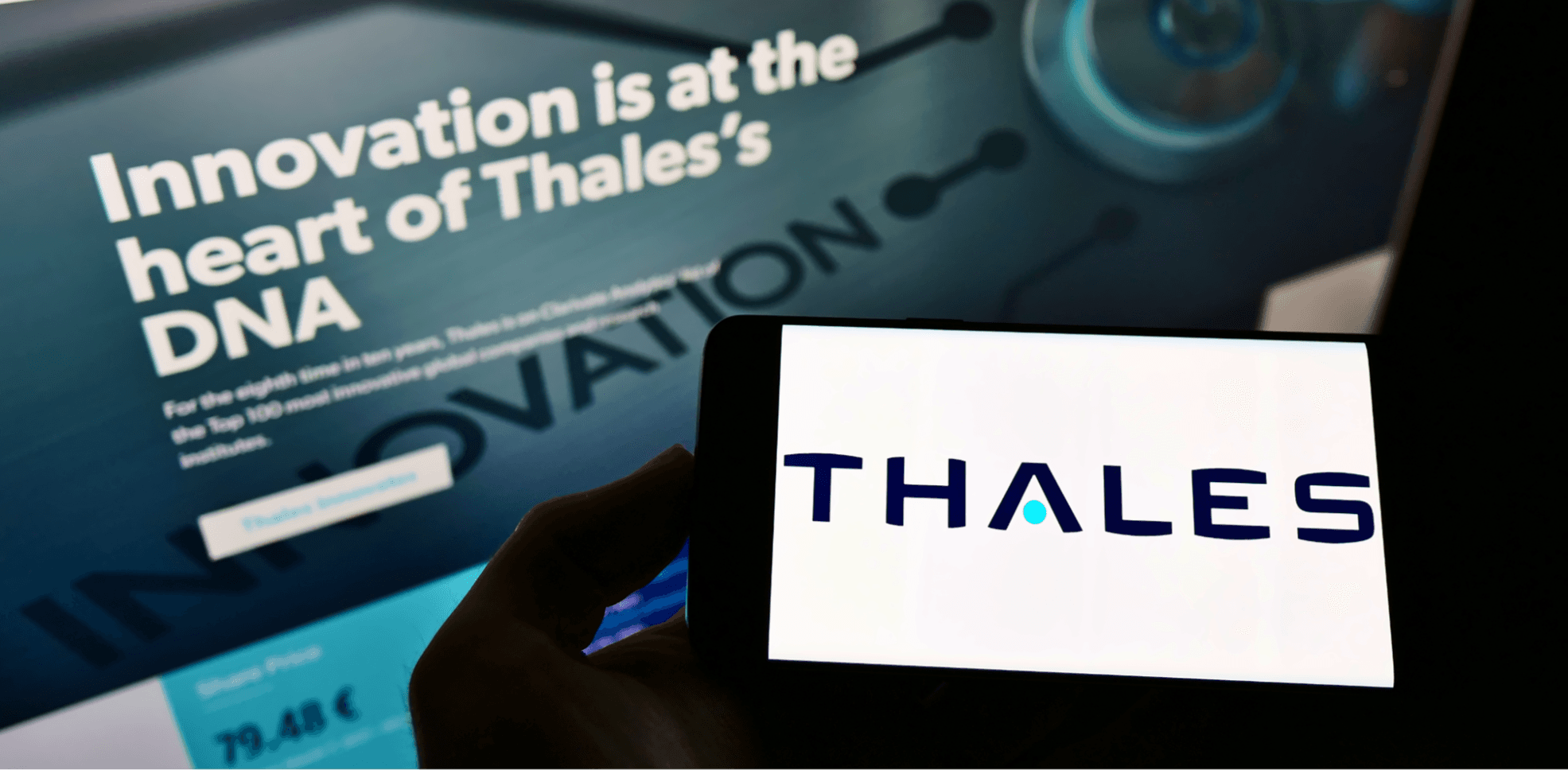 image3 (1) Imagem com celular em destaque com o a logo da Thales e ao fundo em monitor escrito "Innovation is at the heart of Thales's DNA"