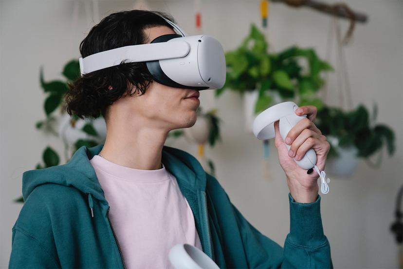 pexels-eren-li-7241425-1 Jovem adulto utilizando aparelho de realidade virtual