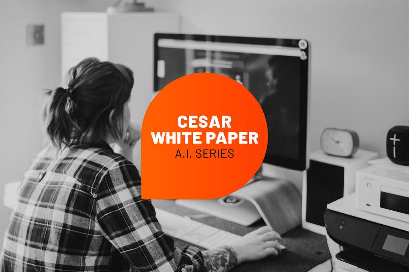 01-1 Mulher trabalhando em um computador, com um texto sobreposto anunciando um artigo técnico da série de IA da Cesar.