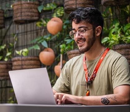 homem_computador Um homem com um computador em uma mesa