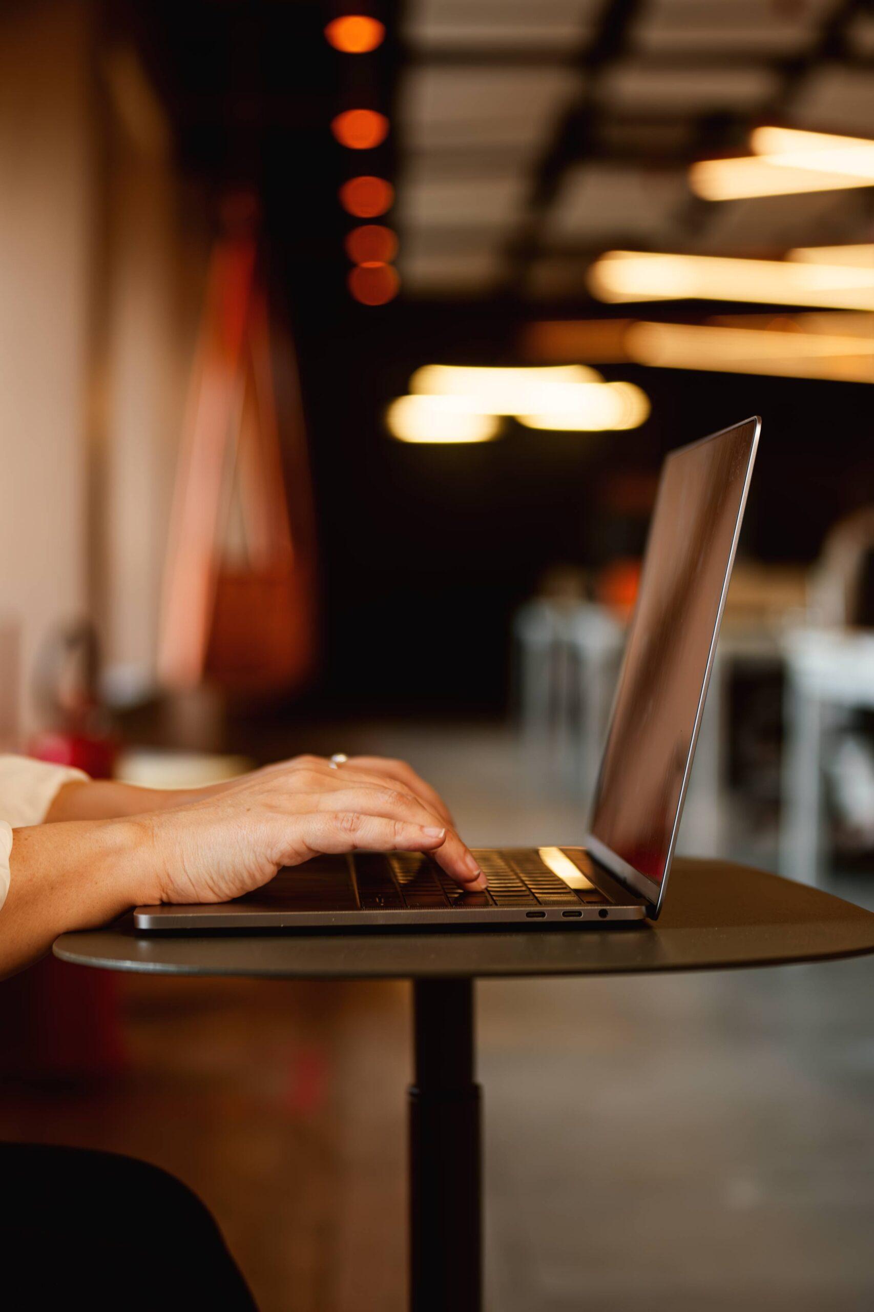 mao_computador_mulher Duas mãos digitando em um notebook