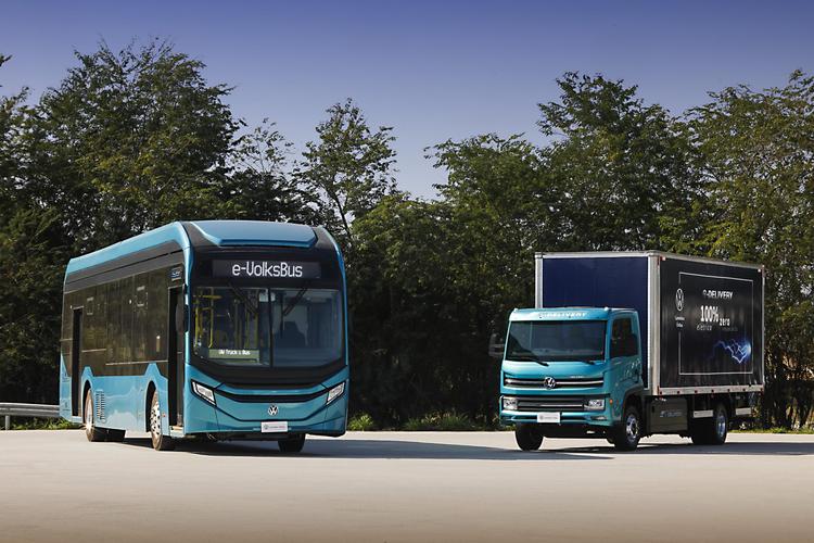 Veículos elétricos Volkswagen: e-VolksBus e e-Delivery Ônibus elétrico e-VolksBus e caminhão e-Delivery da Volkswagen estacionados, promovendo mobilidade urbana sustentável