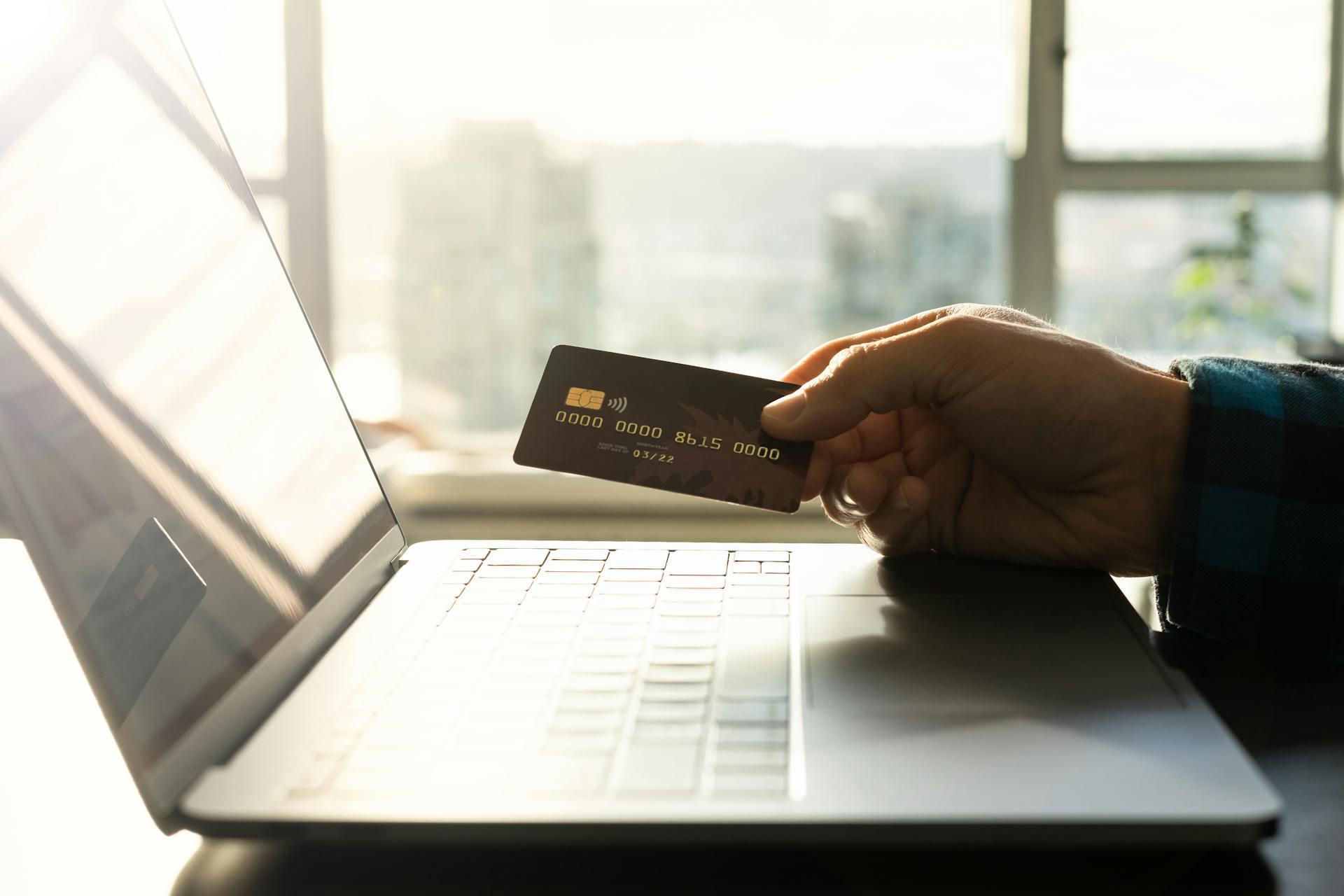 pexels-sadi-hockmuller-2055469670-29205862 Imagem do artigo Cibersegurança financeira: quais são os riscos invisíveis do setor mais regulado do país?