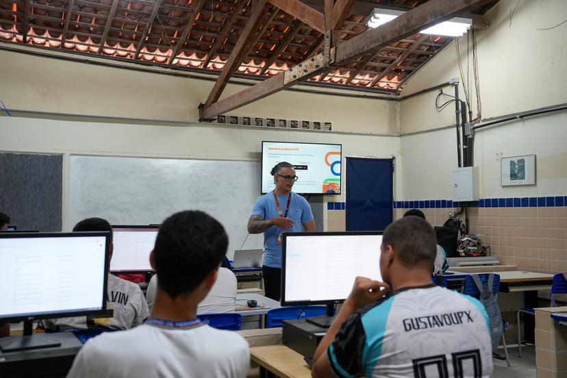 Programa Florescendo Talentos amplia o acesso de estudantes da rede pública de Pernambuco à formação gratuita em tecnologia. Imagem Ilustrativa do card Florescendo Talentos abre mais de 17 mil vagas gratuitas em cursos de tecnologia para estudantes do Ensino Médio e EJA