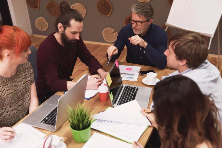 Startups e Ventures impulsionam a tecnologia no mundo dos negócios Imagem Ilustrativa do card Da tecnologia ao negócio: startups e ventures em ação