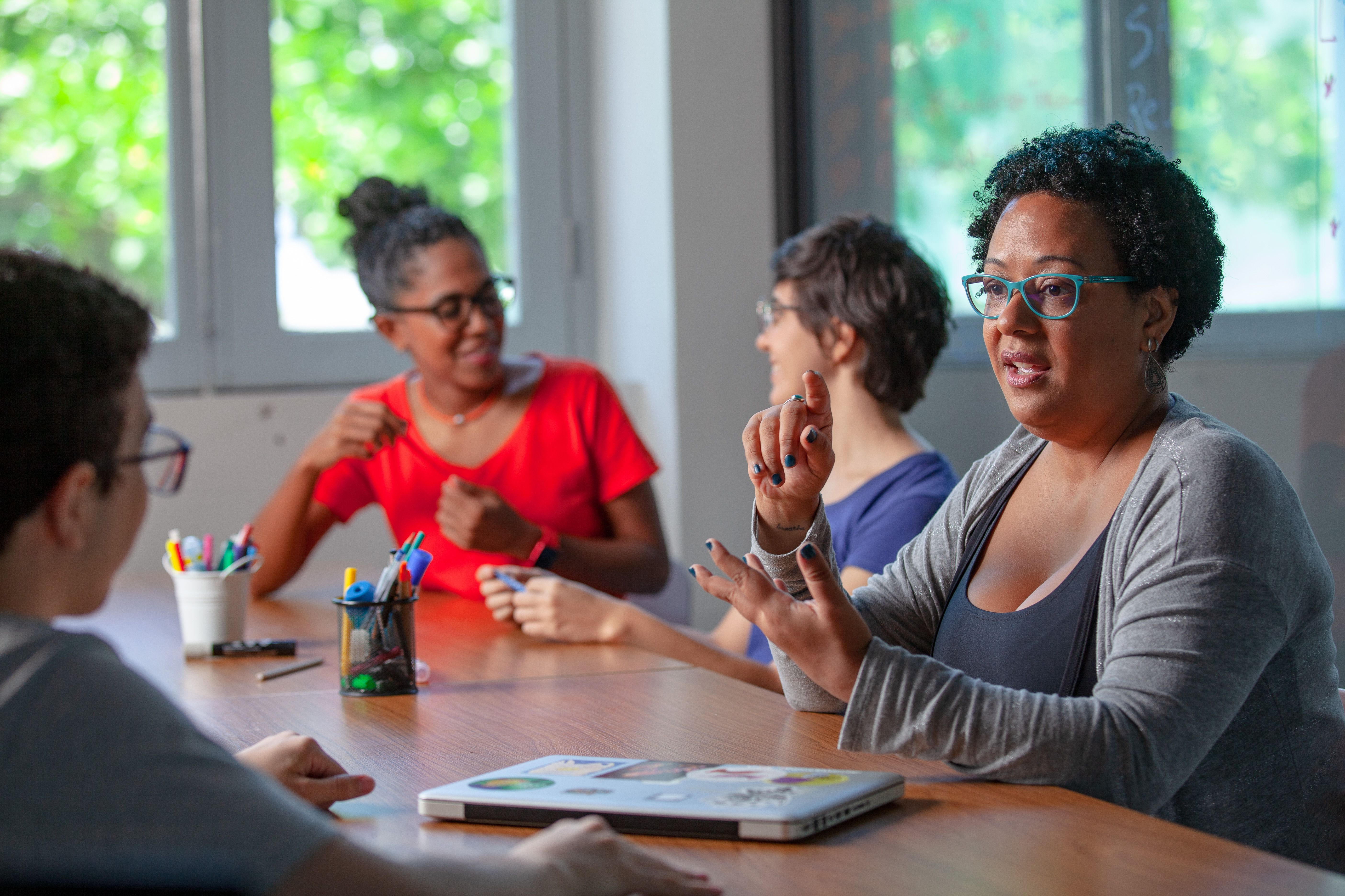 Colaboradoras conversando em clima de discussão de ideias