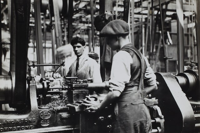 Pessoas trabalhando em fabrica nos tempos antigos