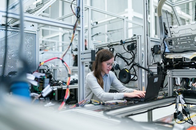 Mulher trabalhando em uma industria