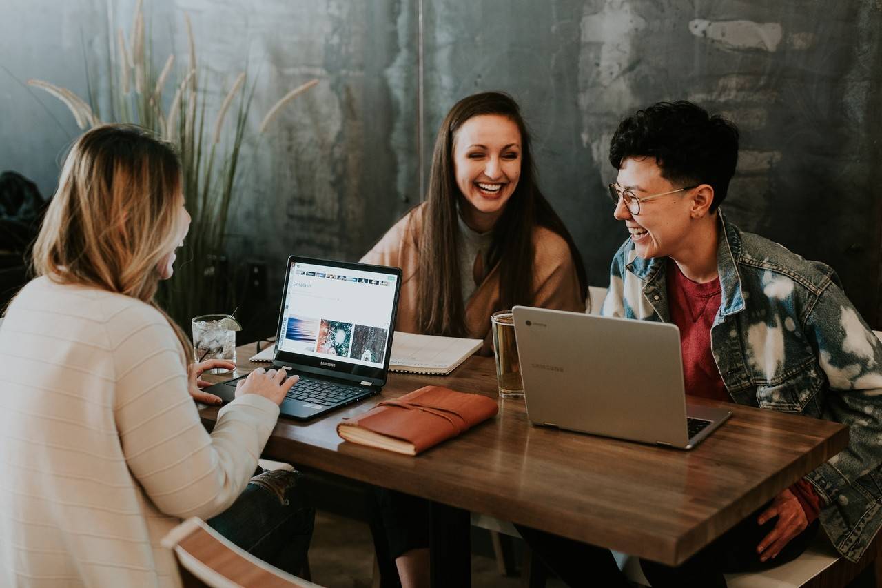 Jovens conversando e dando risada na empresa