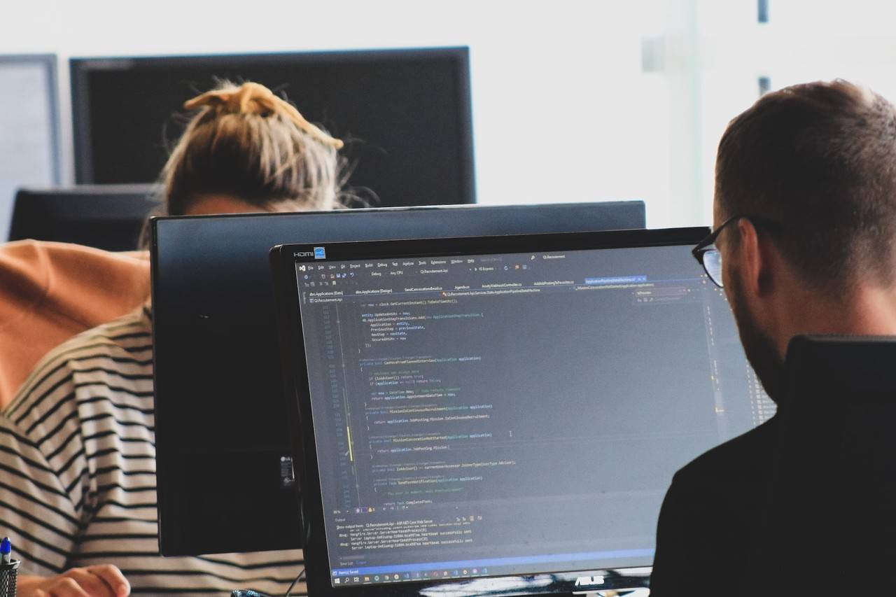 Homem usando linguagens de programação no notebook